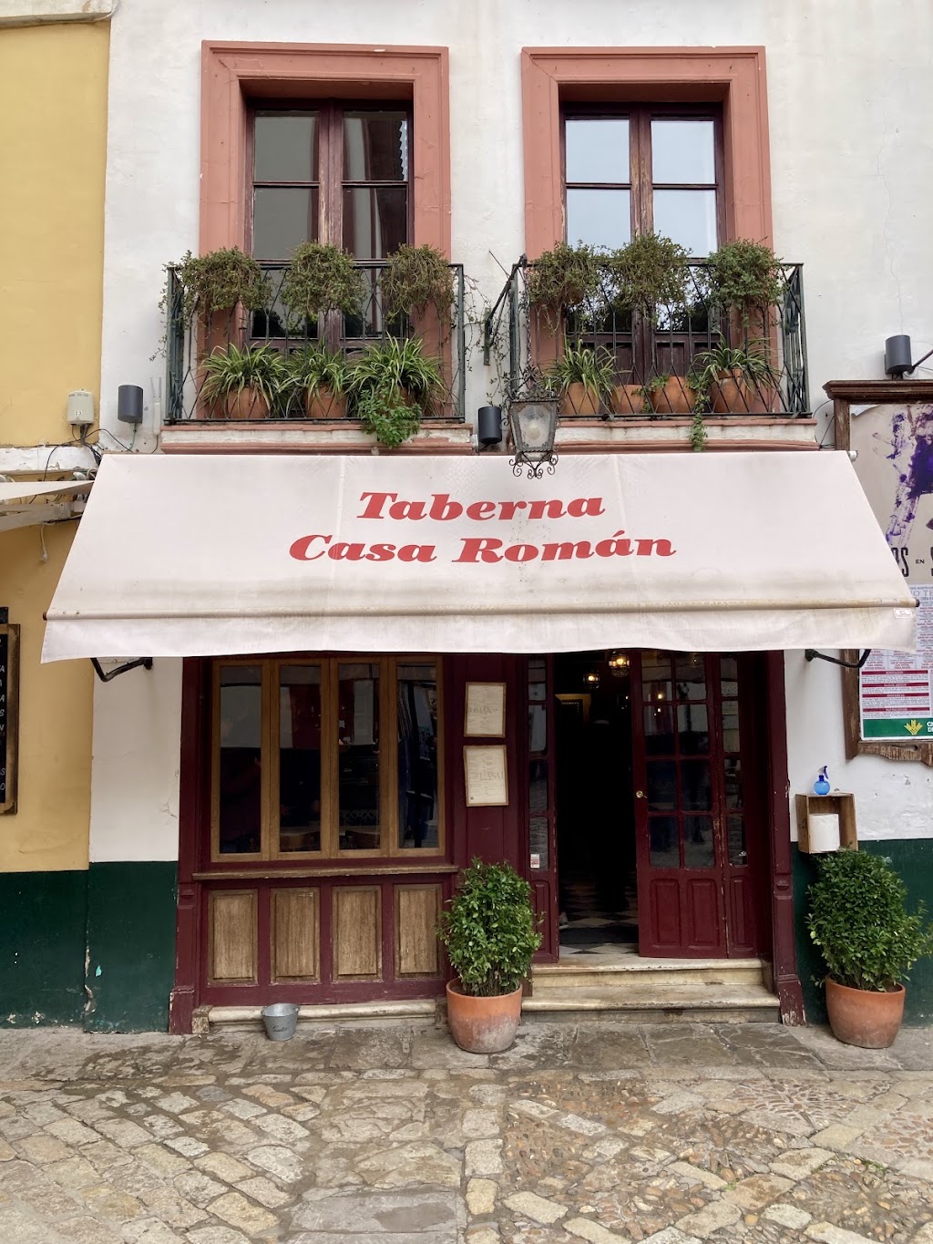 Taberna Casa Román — entrance on Plaza de los Venerables, Sevilla